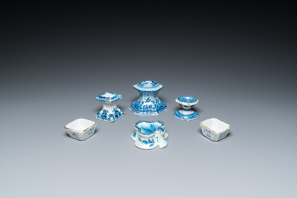 Vier blauw-witte Delftse zoutvaten en twee genummerde bakjes, 18e eeuw