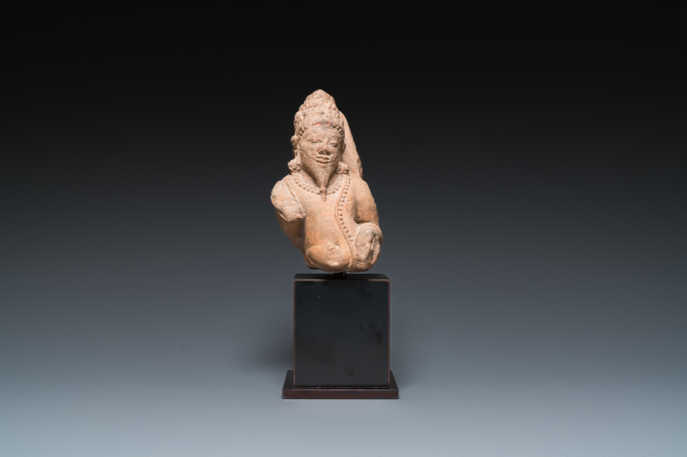 Een zandstenen Rishi sculptuur, Madhya Pradesh, India, Candella periode, 11/12e eeuw