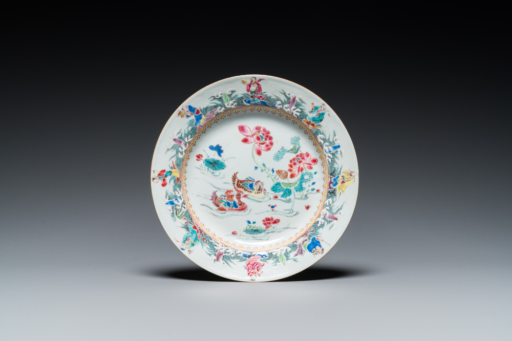 Assiette en porcelaine de Chine famille rose &agrave; d&eacute;cor de canards et d'immortels, Yongzheng