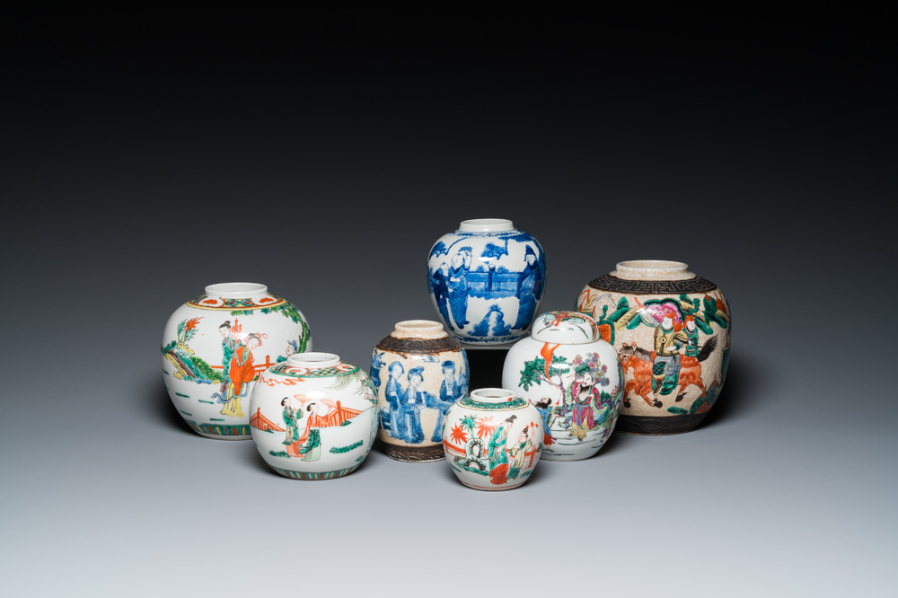 Sept pots en porcelaine de Chine en bleu et blanc, famille rose et famille verte, 19/20&egrave;me