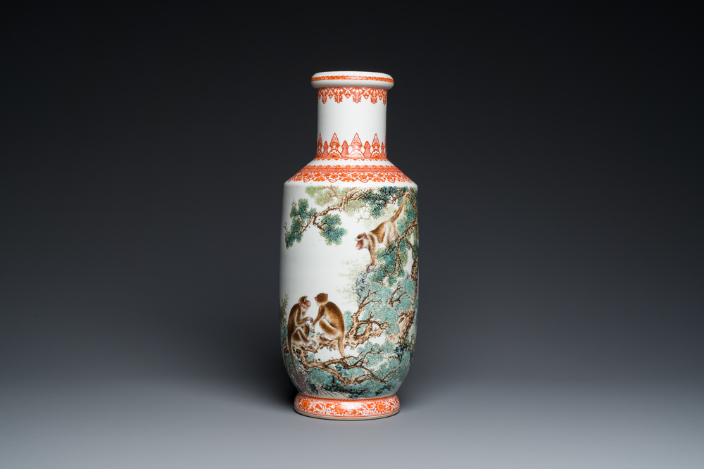 Vase de forme rouleau en porcelaine de Chine &agrave; d&eacute;cor de singes, sign&eacute; Bi Yuanming 畢淵明, dat&eacute; 1956