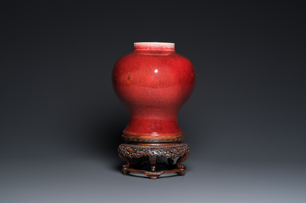 A Chinese langyao vase on a fine wooden base, 18/19th C.