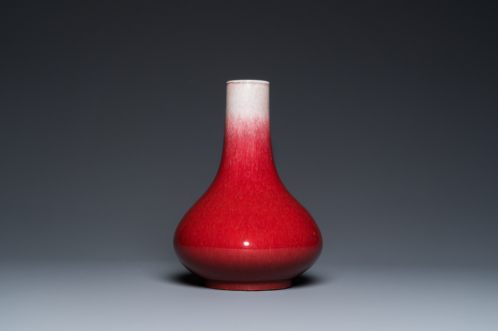 Vase de forme bouteille en porcelaine de Chine &agrave; &eacute;mail langyao, 18/19&egrave;me