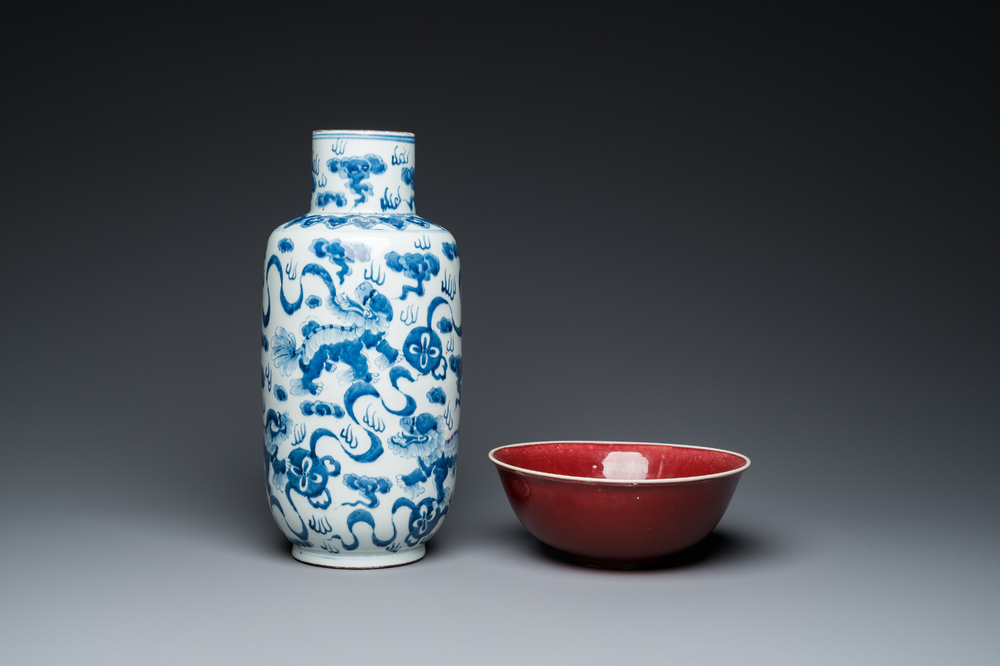 Un vase en porcelaine de Chine en bleu et blanc &agrave; d&eacute;cor de lions bouddhistes et un bol &agrave; &eacute;mail langyao, 19/20&egrave;me
