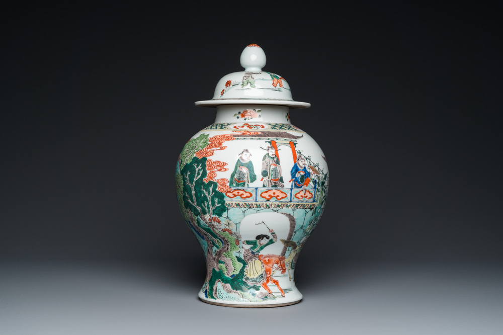 Vase couvert en porcelaine de Chine famille verte, 19&egrave;me