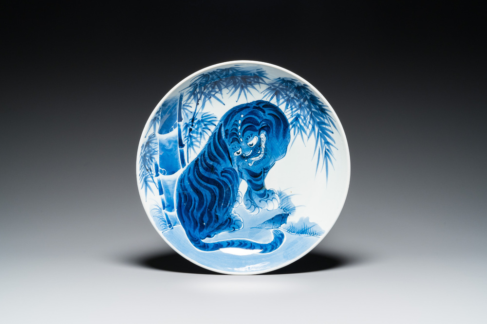 Een grote Japanse blauw-witte 'tijger' schotel, Arita, Fuuki Chousun 富貴長春 merk, Edo periode, 18/19e eeuw