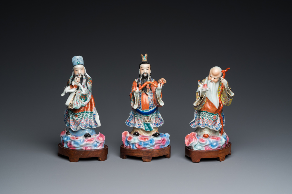 Drie Chinese famille rose sculpturen van sterrengoden, zegelmerk, 19/20e eeuw