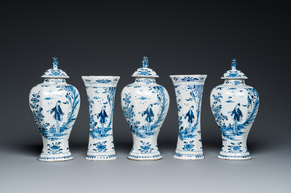 Garniture de cinq vases en fa&iuml;ence de Delft en bleu et blanc &agrave; d&eacute;cor chinois, 1er quart du 18&egrave;me