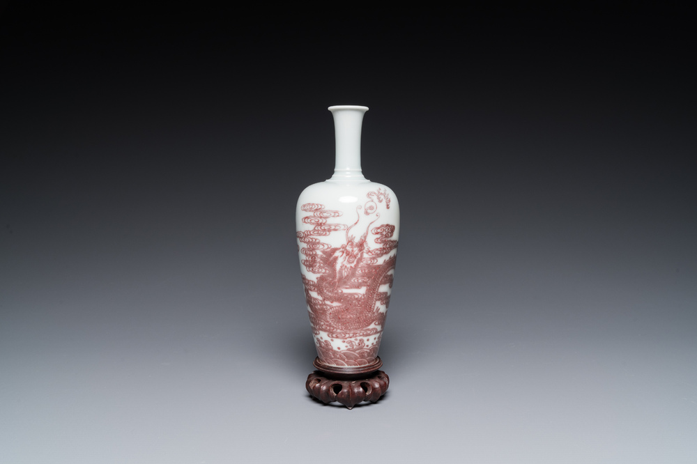 Vase en porcelaine de Chine &agrave; d&eacute;cor d'un dragon en rouge de cuivre sur socle en bois, marque de Kangxi, 19/20&egrave;me