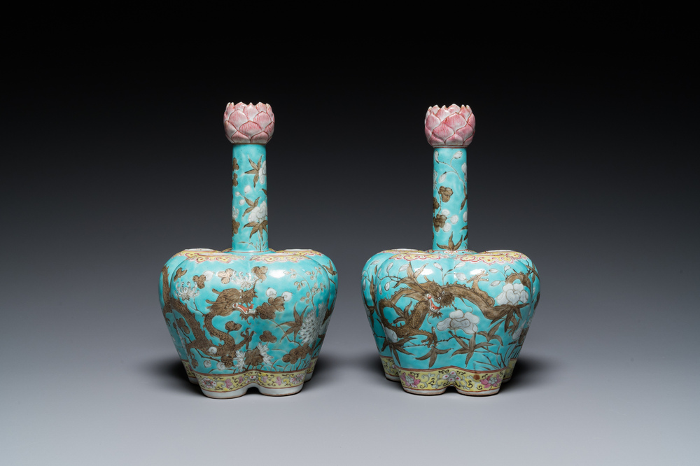 Paire de vases en porcelaine de Chine &agrave; d&eacute;cor de dragons sur fond turquoise, 19&egrave;me