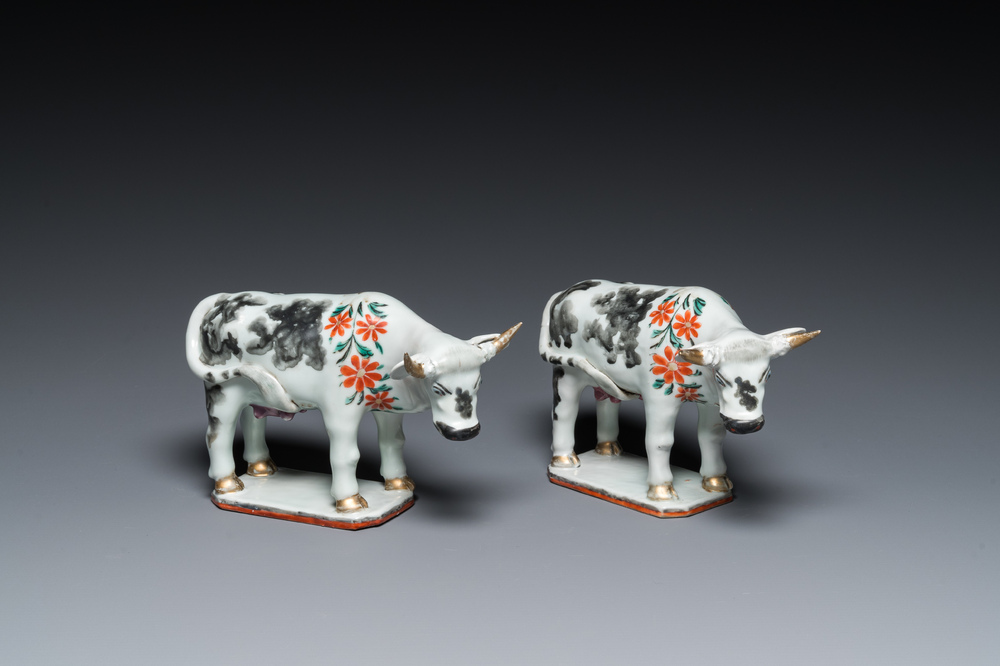 Een paar Chinese porseleinen koeien naar Delfts voorbeeld voor de Nederlandse markt, Qianlong