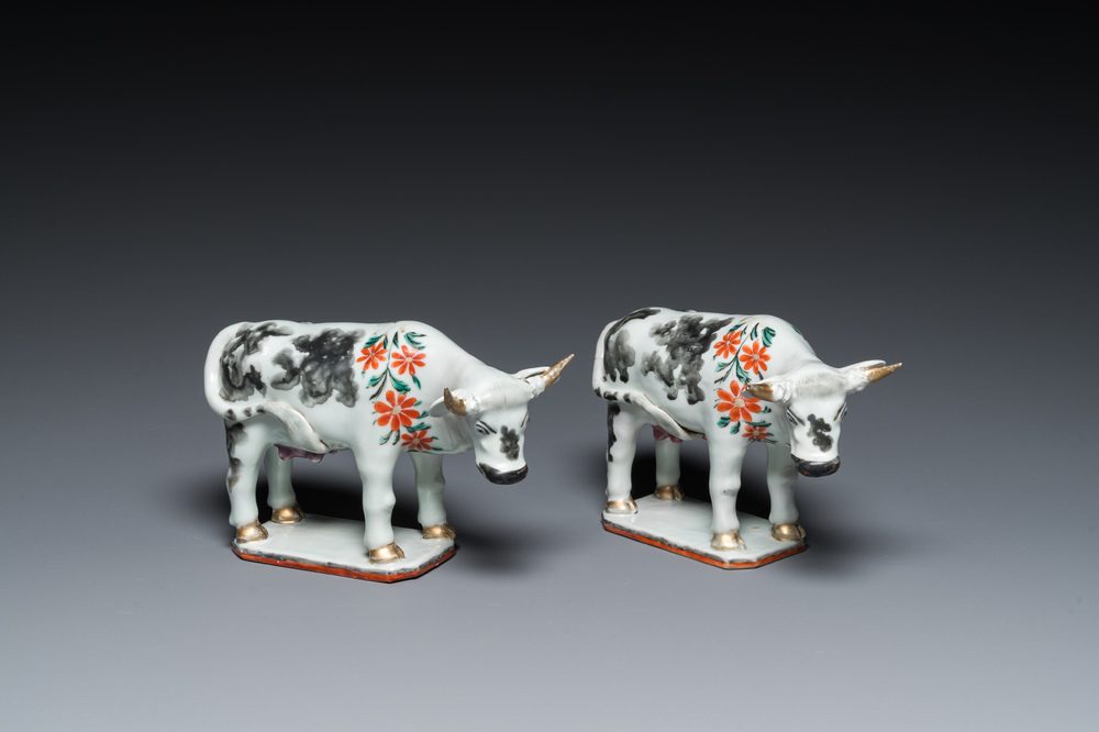 Paire de vaches en porcelaine de Chine de la Compagnie des Indes pour le march&eacute; hollandais d'apr&egrave;s des mod&egrave;les en fa&iuml;ence de Delft, Qianlong