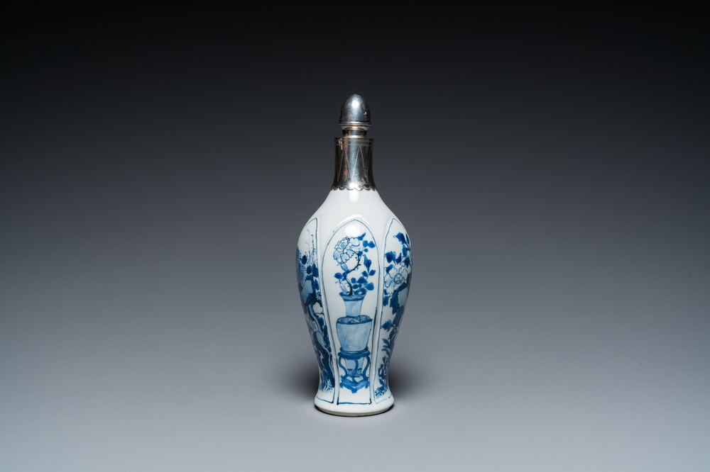 Vase en porcelaine de Chine en bleu et blanc &agrave; monture en argent, Kangxi