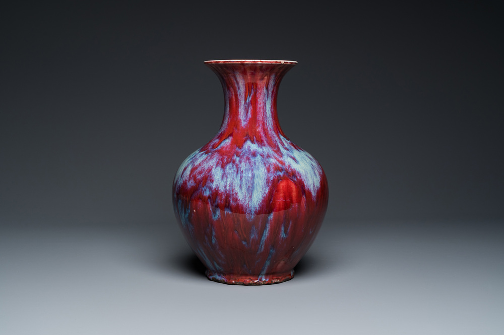 Grand vase en porcelaine de Chine &agrave; &eacute;mail flamb&eacute;, 18/19&egrave;me