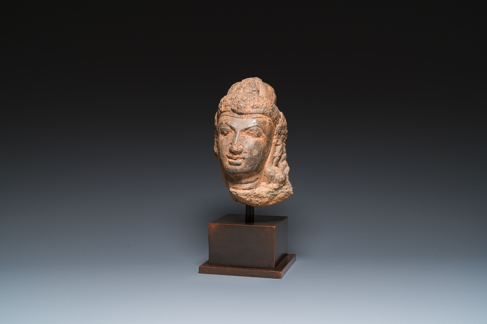Een Javaans hoofd van Shiva in andesiet, Indonesi&euml;, wellicht 8/9e eeuw