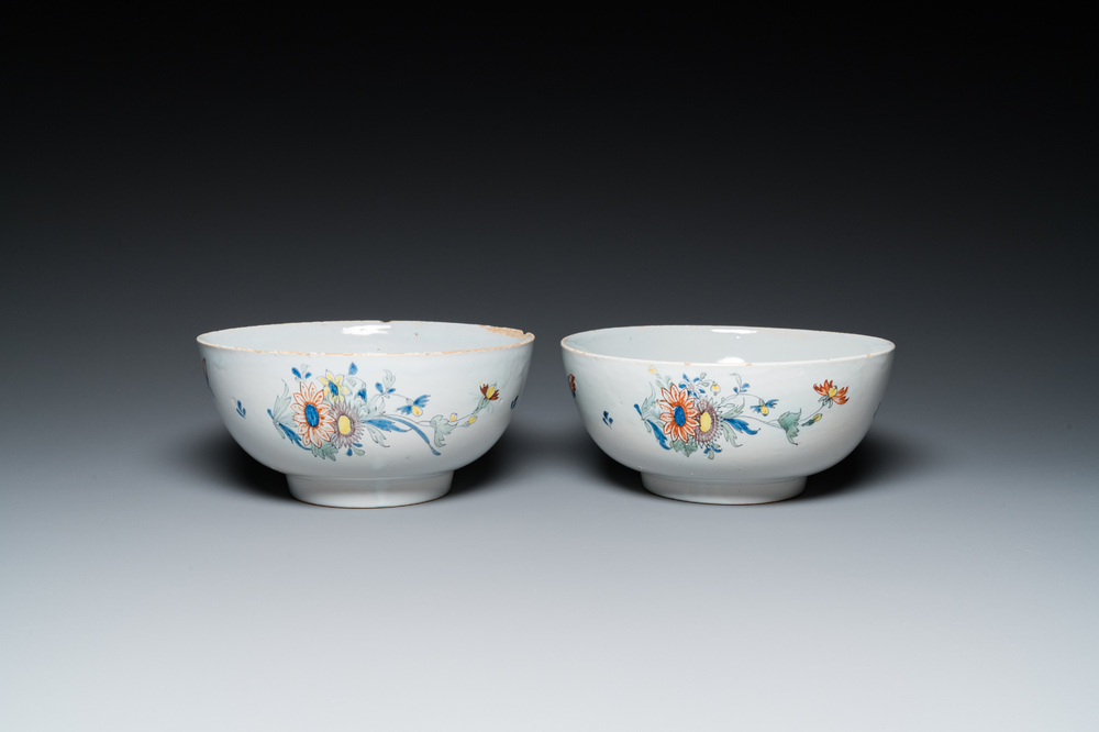 Een paar punchkommen in polychrome Engelse Delftware, wellicht Bristol, ca. 1740