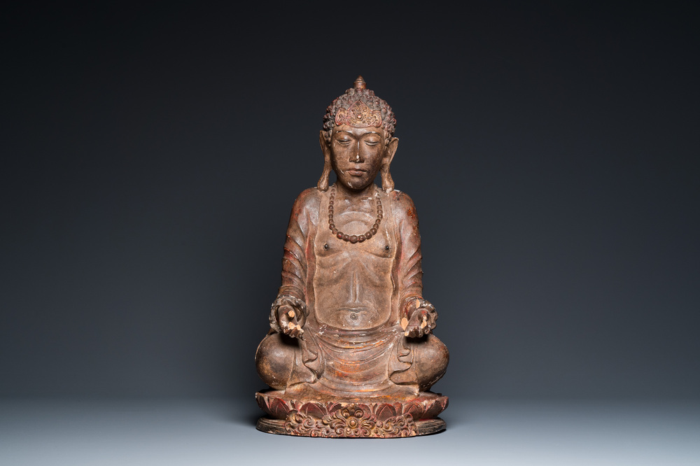 Een gelakte en vergulde houten sculptuur van een biddende asceet, wellicht Thailand, 18e eeuw