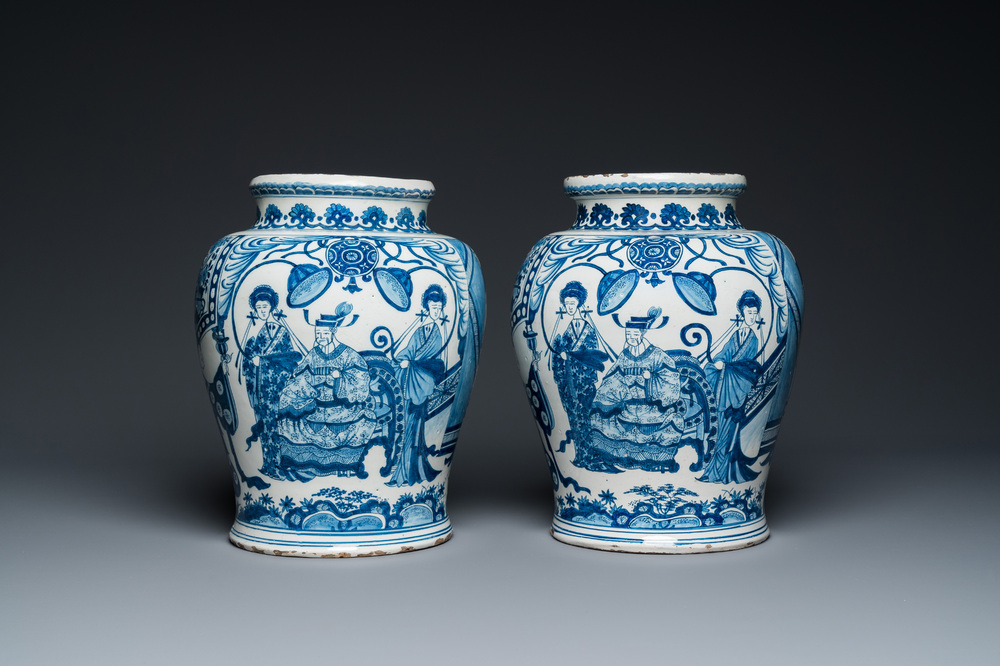 Een paar indrukwekkende blauw-witte Delftse chinoiserie vazen, ca. 1700