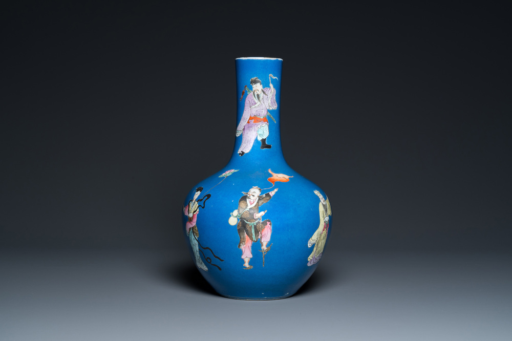 Vase de forme bouteille en porcelaine de Chine famille rose &agrave; d&eacute;cor des 'huit immortels' sur fond bleu, marque de Qianlong, 19&egrave;me