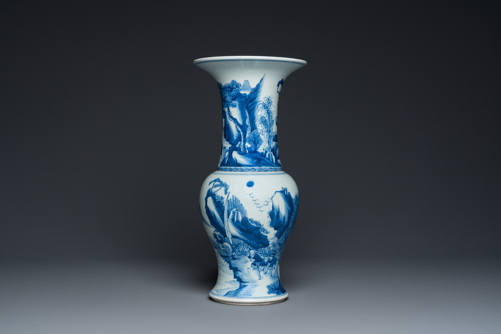 Een Chinese blauw-witte 'yenyen' vaas met figuren in een landschap, 19/20e eeuw