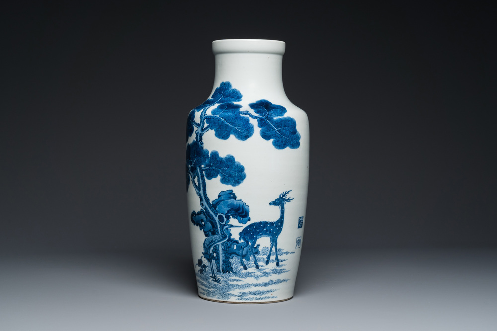 Vase en porcelaine de Chine en bleu et blanc &agrave; d&eacute;cor d'un cerf et d'une grue, marque de Tao Cheng Tang 陶成堂, 18/19&egrave;me