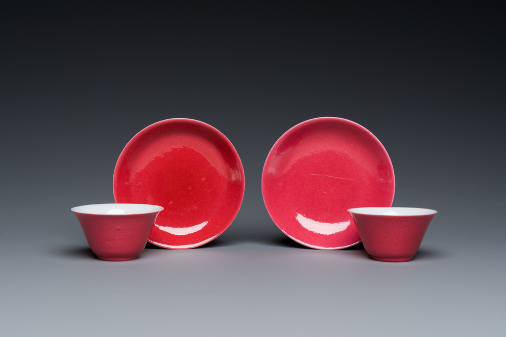 Paire de tasses et soucoupes en porcelaine de Chine en rubis monochrome, 19/20&egrave;me