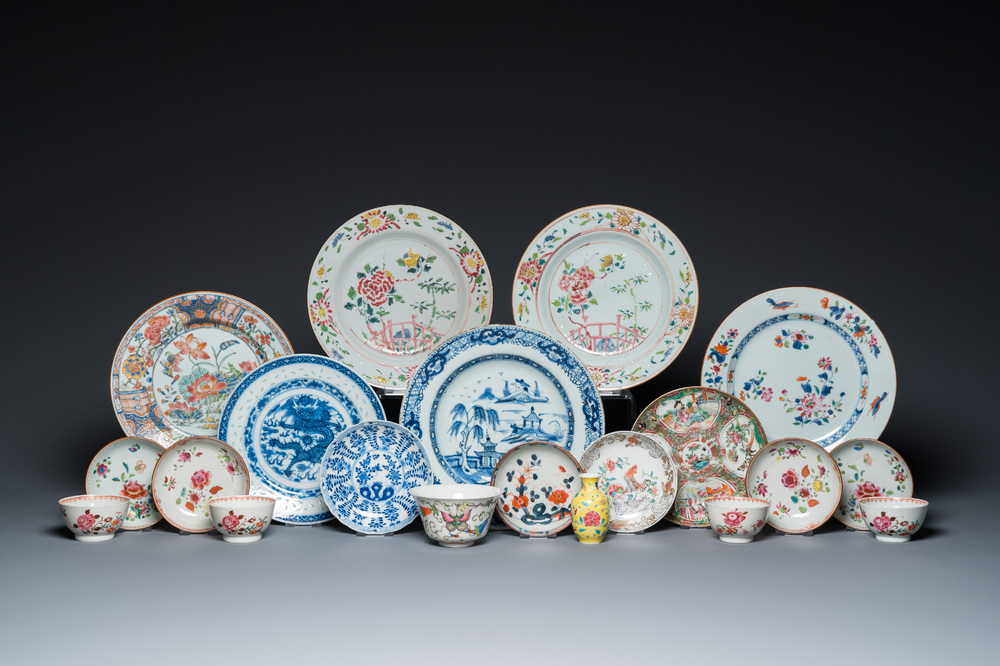 Collection vari&eacute;e en porcelaine de Chine en bleu et blanc et famille rose, 18/19&egrave;me