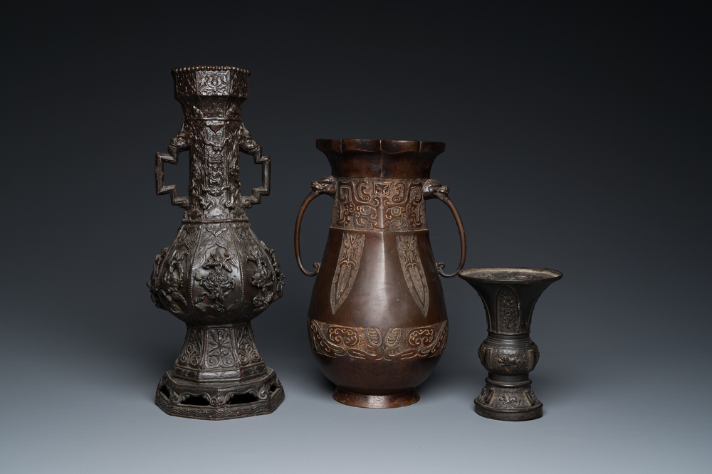 Drie Chinese bronzen vazen, 17e eeuw en later
