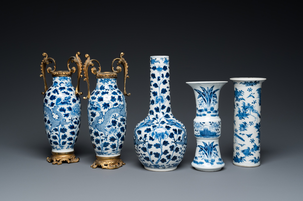 Cinq vases en porcelaine de Chine en bleu et blanc, 19&egrave;me