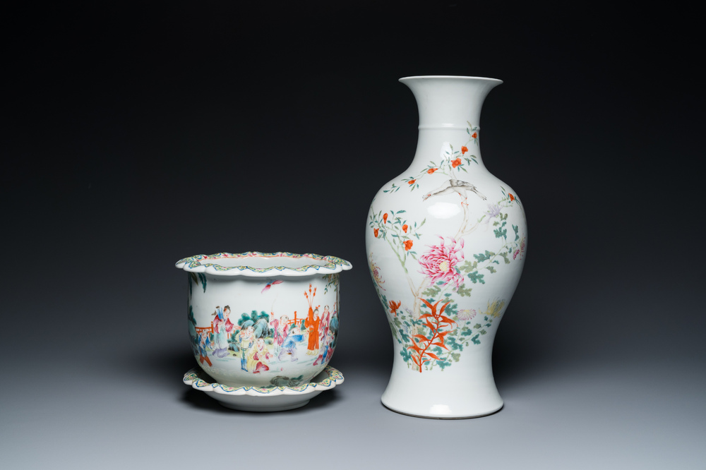 Une jardini&egrave;re sur support et un vase en porcelaine de Chine famille rose, marque de Hongxian et de Qianlong, R&eacute;publique