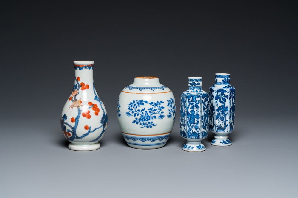 Trois vases en porcelaine de Chine en bleu et blanc et un de style Imari, Kangxi