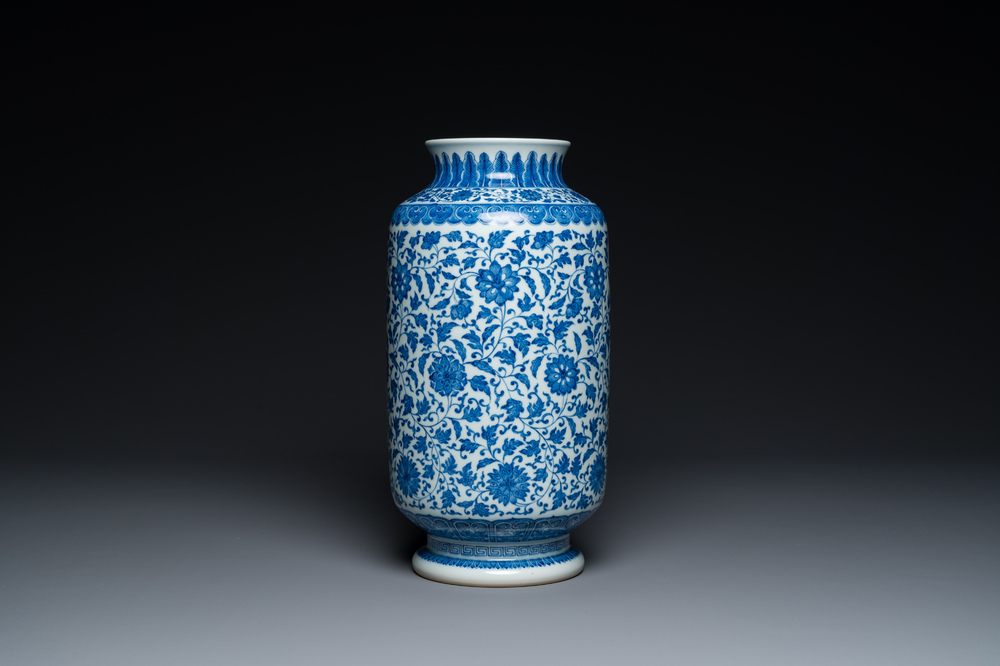 Vase en porcelaine de Chine en bleu et blanc &agrave; d&eacute;cor de rinceaux de lotus de style Ming, marque de Qianlong mais probablement post&eacute;rieur