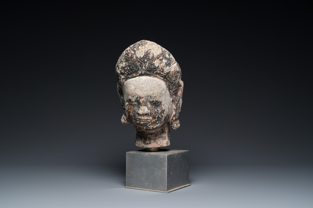 Een stenen Khmer hoofd met sporen van polychromie, Cambodja of Thailand, 13/16e eeuw