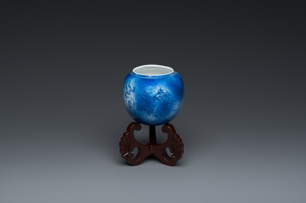 Mangeoire d'oiseaux en porcelaine de Chine &agrave; d&eacute;cor d'un dragon sur fond bleu poudr&eacute;, 19&egrave;me
