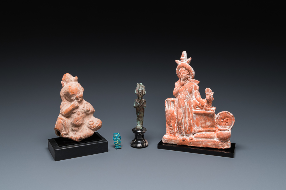 Twee Egyptische terracotta sculpturen, een bronzen sculptuur van Osiris en een turquoise-geglazuurd amulet, Late Tijd en Ptolema&iuml;sche periode