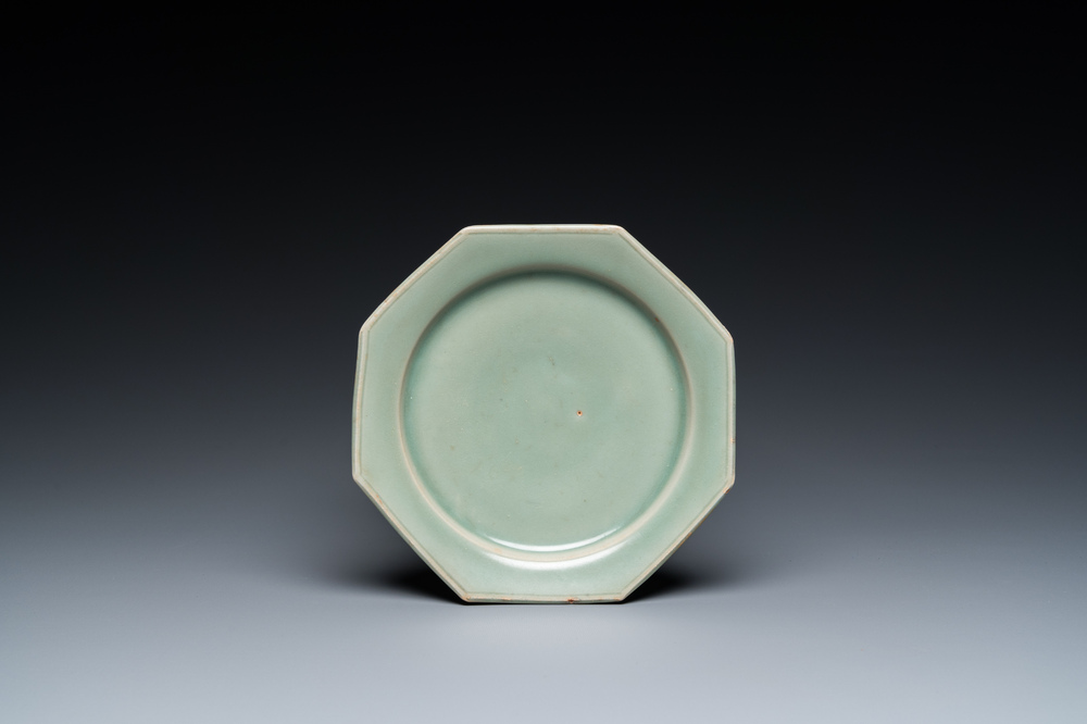 Assiette de forme octogonale en porcelaine de Chine en c&eacute;ladon de Longquan, probablement Ming