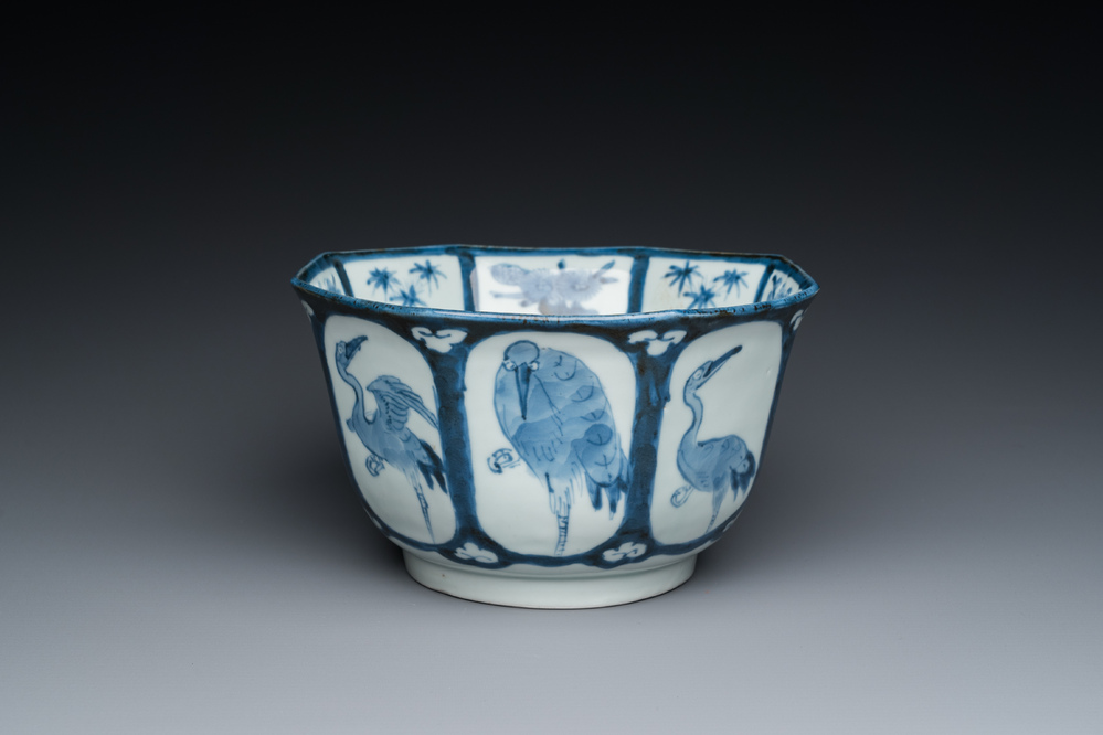 Bol de forme octogonale en porcelaine Arita de Japon en bleu et blanc &agrave; d&eacute;cor de grues, Edo, 18&egrave;me