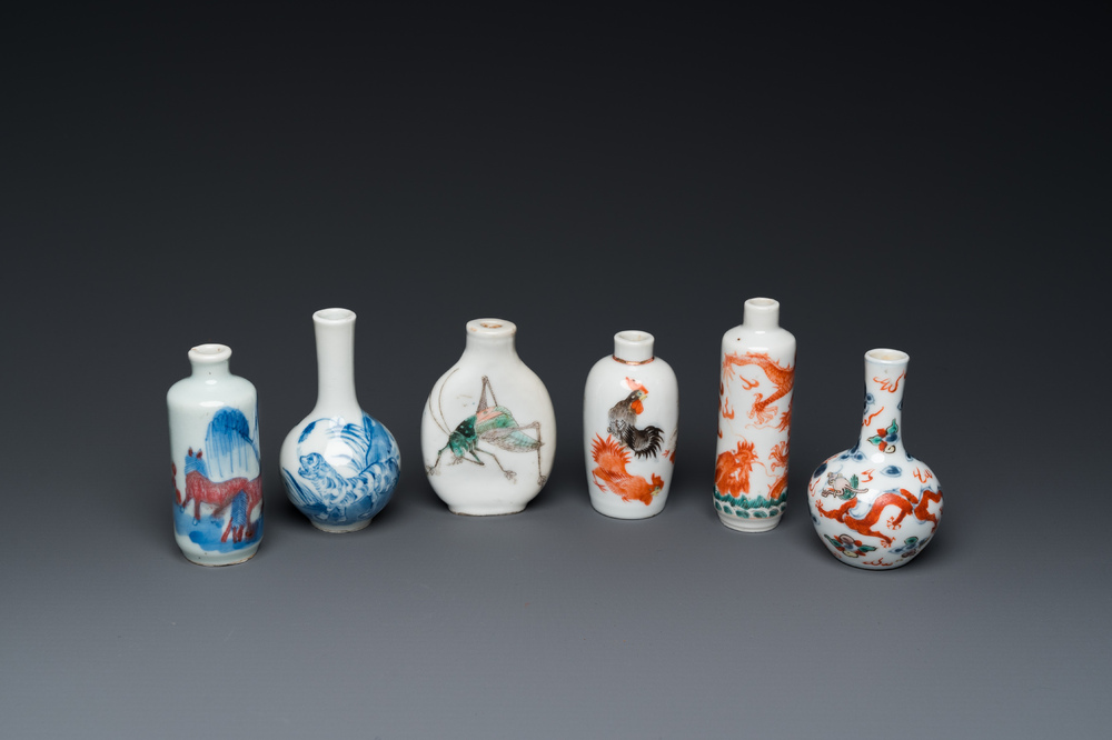 Four various Chinese snuff bottles and two miniature bottle vases, 19/20th C.