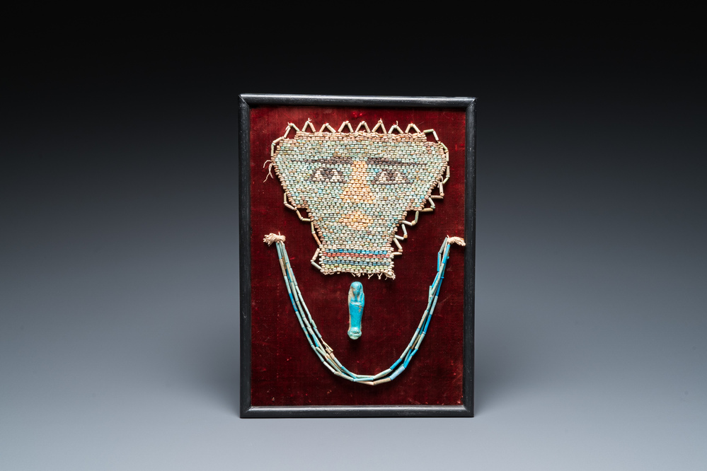 Een Egyptisch dodenmasker in faience parels, een oushabti en een ketting, Ptolema&iuml;sche periode