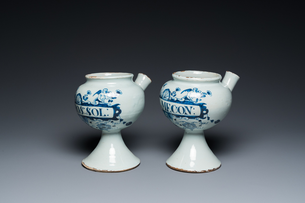 Een paar blauw-witte Engelse Delftware siroopkannen, wellicht Londen, vroeg 18e eeuw