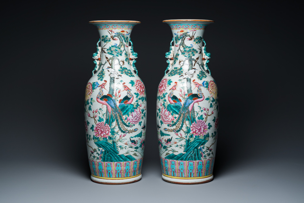 Paire de vases en porcelaine de Chine famille rose &agrave; d&eacute;cor de ph&eacute;nix et de faisans, 19&egrave;me