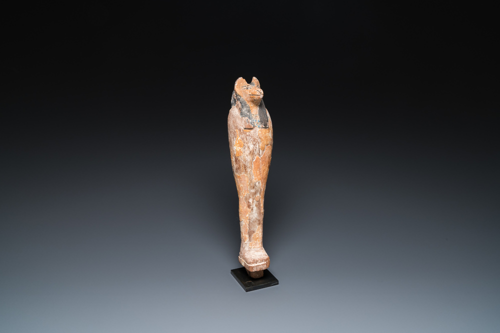 Een Egyptische stucco beschilderde houten Anubis sculptuur, Nieuwe Rijk