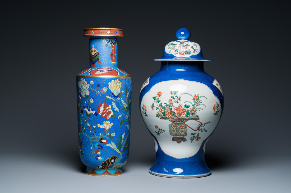 Een Chinese famille verte dekselvaas met poederblauwe fondkleur en een cloisonn&eacute; rouleau vaas, 19e eeuw