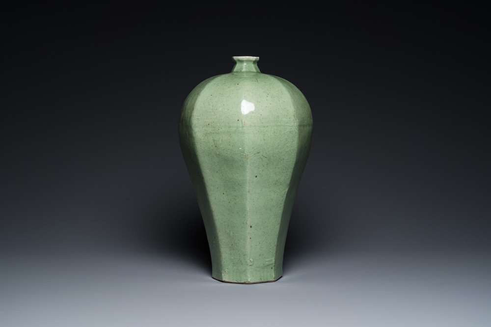 Een grote Chinese celadon-geglazuurde octagonale 'meiping' vaas, 18/19e eeuw