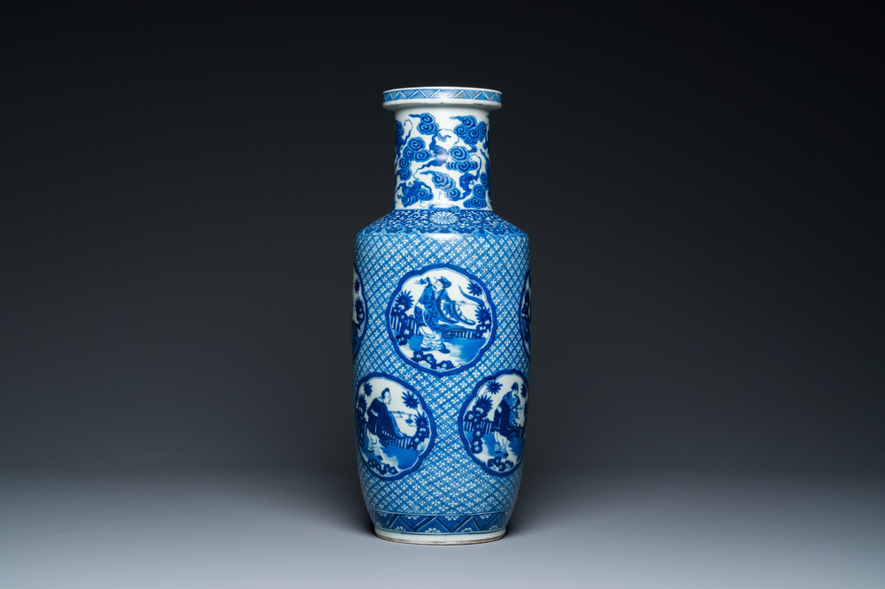 Vase de forme rouleau en porcelaine de Chine en bleu et blanc &agrave; d&eacute;cor d'immortels, marque de Kangxi, 19&egrave;me