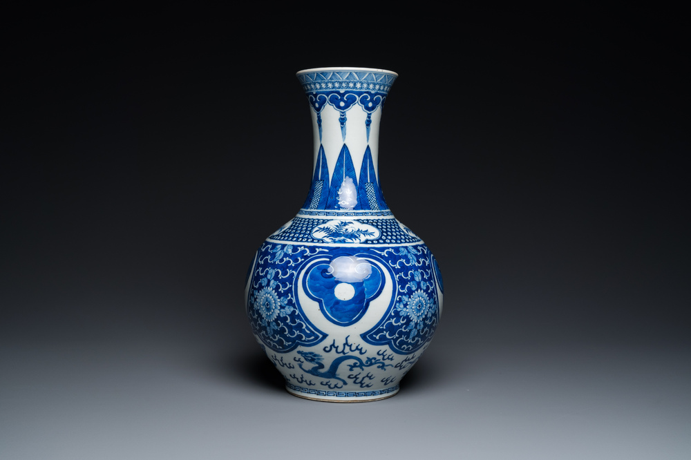 Vase de forme bouteille en porcelaine de Chine en bleu et blanc, 19&egrave;me