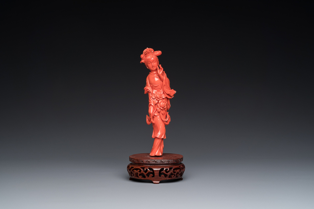 Een Chinese bloedkoralen figuur van een staande dame, 19/20e eeuw