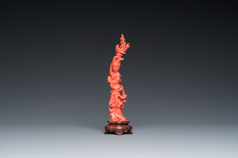 Sculpture d'une fille au panier fleuri en corail rouge, Chine, 19/20&egrave;me