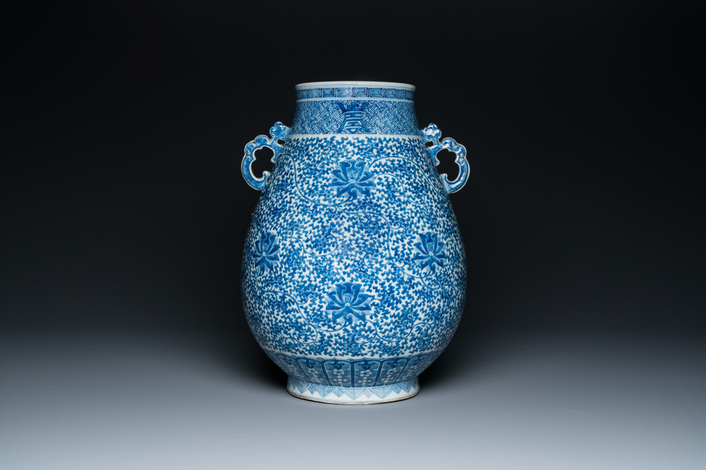 Vase de forme 'hu' en porcelaine de Chine en bleu et blanc aux rinceaux de lotus, marque de Qianlong, 19&egrave;me