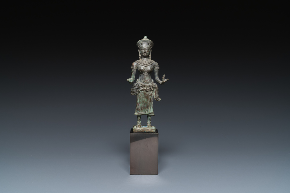 Een bronzen Khmer sculptuur van de godin Lakshmi, Cambodja, Angkor periode, 12e eeuw